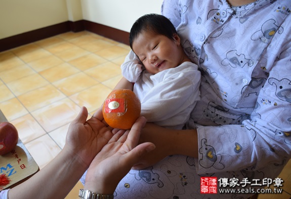 徐寶寶(桃園龍潭區到府嬰兒寶寶滿月剃頭理髮、免費到府嬰兒剃胎毛儀式吉祥話)。到府剃頭剃胎毛主持、專業拍照、DVD光碟、證書。★購買「臍帶章、肚臍章、胎毛筆刷印章」贈送：剃頭、收涎、抓周，三選一。2015.10.24 照片9